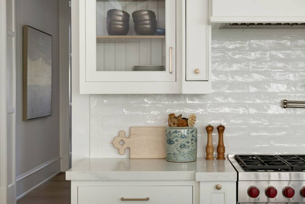 Close up of kitchen counter and backsplash featuring Retro Lino subway and Retro Lino trim tile.