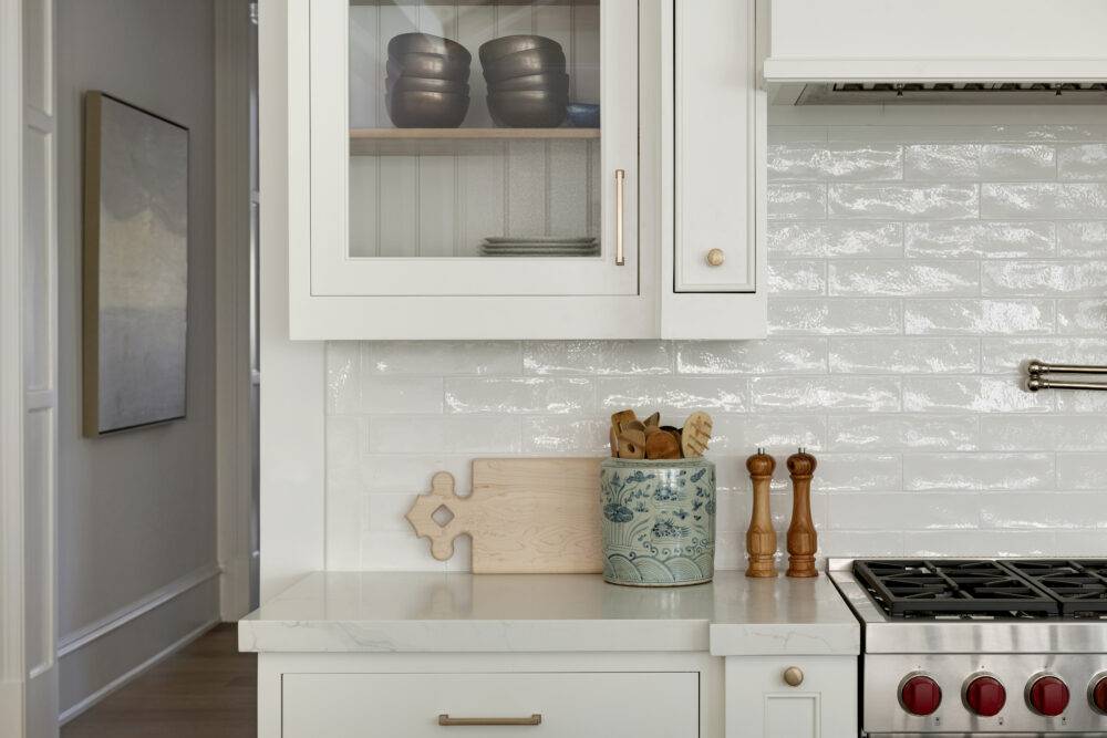 Close up of kitchen counter and backsplash featuring Retro Lino subway and Retro Lino trim tile. 